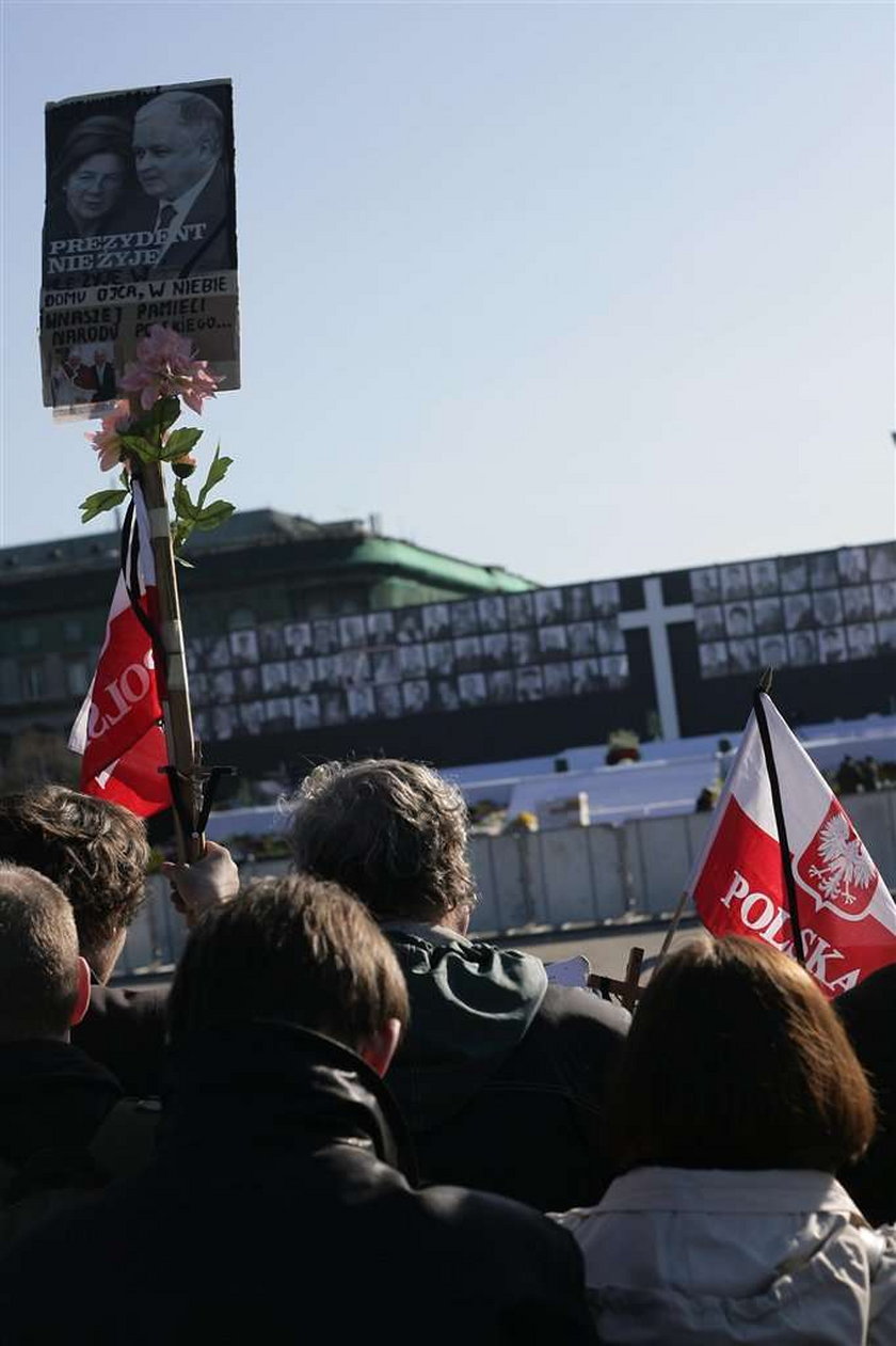 Ludzie zbierają się na Placu Piłsudskiego