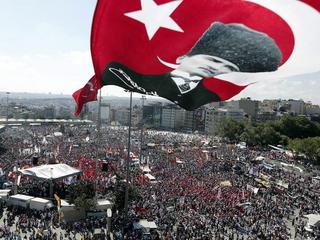 turcja protest flaga z ataturkiem
