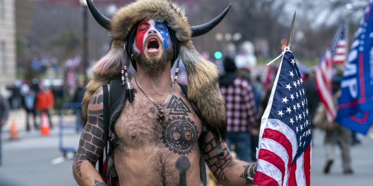 Zwolennik Donalda Trumpa uczestniczący w napaści na Senat USA w Waszyngtonie