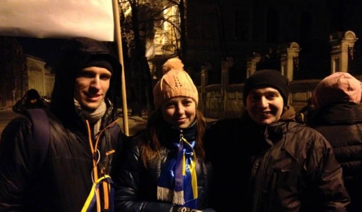 2013 rok Ołeh Menczyszyn na nocnej warcie na majdanie z innymi demonstrantami