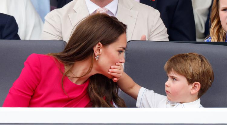 Már 2022-ben is elolvadtunk attól, ahogyan Lajos herceg, csendre intette édesanyját, Katalin hercegnét Fotó: Getty Images