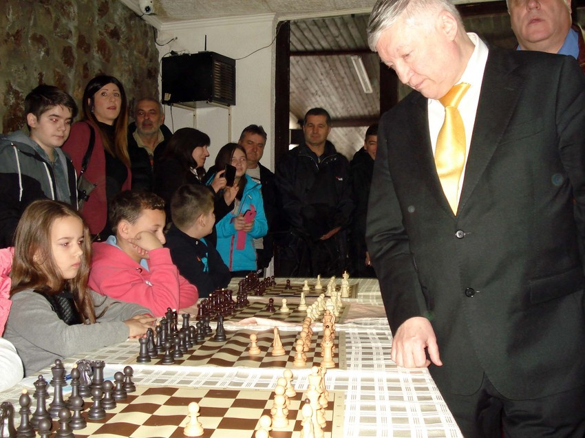 Dvostruki svetski prvak u šahu Anatolij Karpov odigrao je simultanku u Merošini