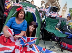 "Koczownicy" czekają w namiotach na ślub Williama