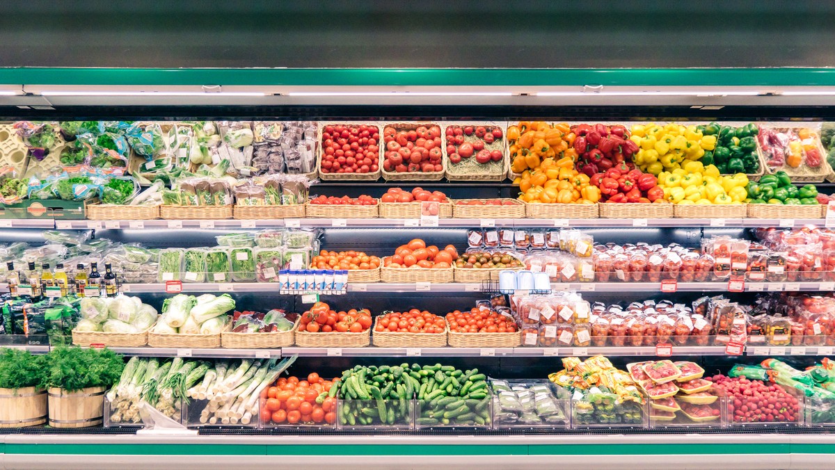 Polacy na dobre polubili zakupy w supermarketach i dyskontach spożywczych. Zakaz handlu w niedzielę prawdopodobnie niewiele wpłynie na tę sytuację, choć zmienią się zapewne zwyczaje zakupowe konsumentów. Widzimy to już w promocjach oferowanych przez poszczególne sieci, które walczą o klienta udającego się w sobotnie popołudnie do sklepu. Który market jest najwyżej oceniany przez konsumentów? Sprawdzili to specjaliści z Polskiego Instytut Badań Jakości (PIBJA).