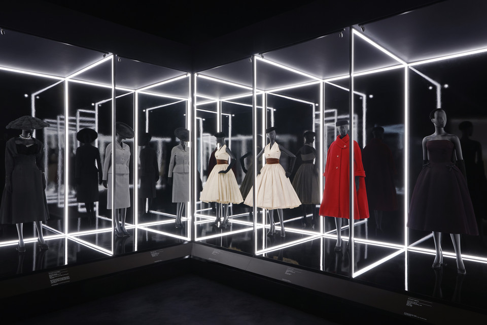 Retrospektywna wystawa "Christian Dior: Designer of Dreams" w Victoria & Albert Museum