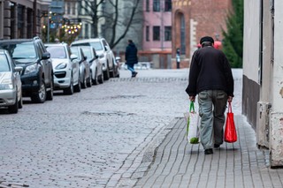 Nowe przepisy uderzą w mieszkańców wsi i osoby starsze! Oni zapłacą więcej za napoje w butelkach i puszkach od października 2025