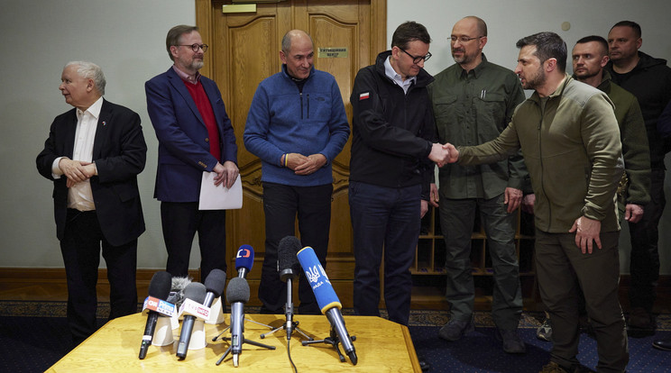 Az ukrán elnöki sajtószolgálat által közreadott képen Jaroslaw Kaczynski, a lengyel kormányzó Jog és Igazságosság Pártjának (PiS) elnöke, miniszterelnök-helyettes (b), Petr Fiala cseh kormányfő (b2), Janez Jansa szlovén miniszterelnök (b3), Mateusz Morawiecki lengyel miniszterelnök (4b), Volodimir Zelenszkij ukrán elnök (j3) és Denisz Smihal ukrán kormányfő (j4) megbeszélésük előtt Kijevben 2022. március 15-én. / Fotó: MTI/EPA/Ukrán elnöki sajtószolgálat