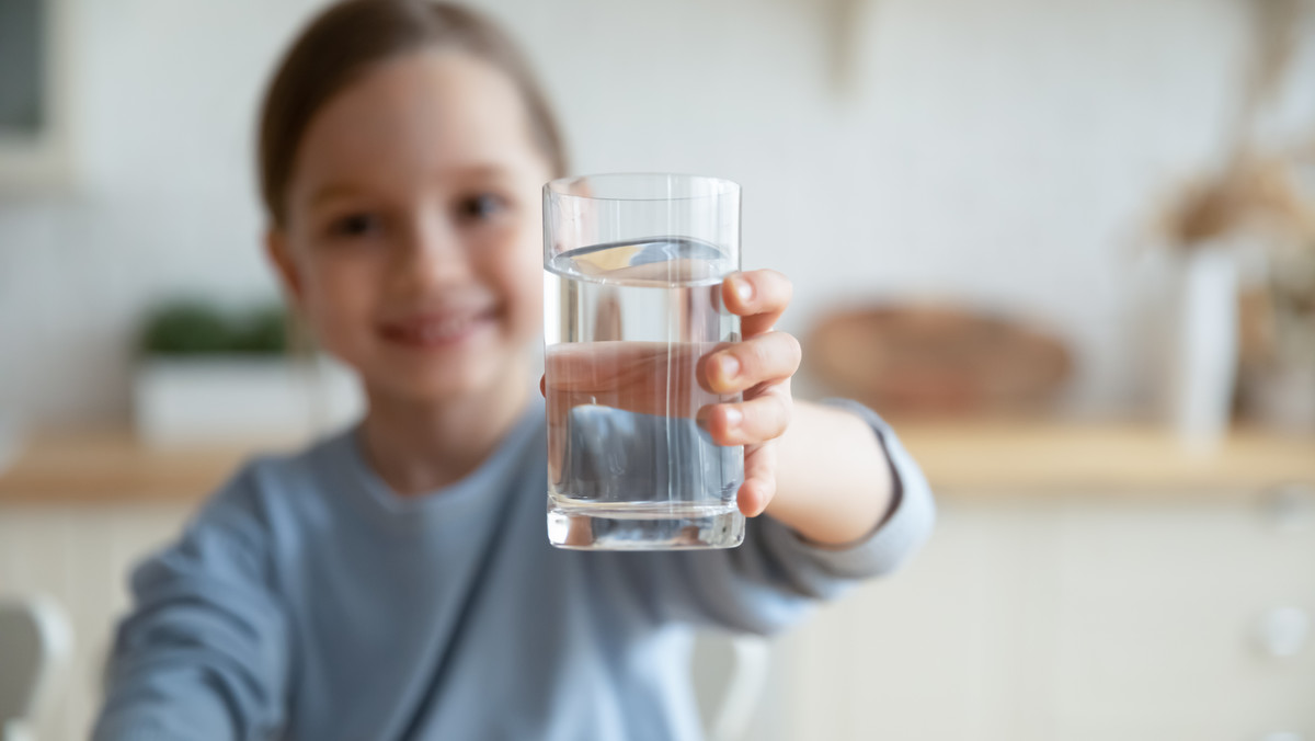 Jaką wodę wybrać dla dziecka: mineralna, źródlana, woda dla niemowlaka
