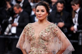 Kad se tačno ukorenilo mišljenje da žena posle pedesete treba da obuče bež od glave do pete i TIHO NESTANE iza šala u boji breskve? Moda posle 50. je ČISTA SLOBODA