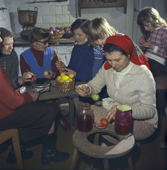 Malowanie jajek na stół wielkanocny (Polska, 1981)