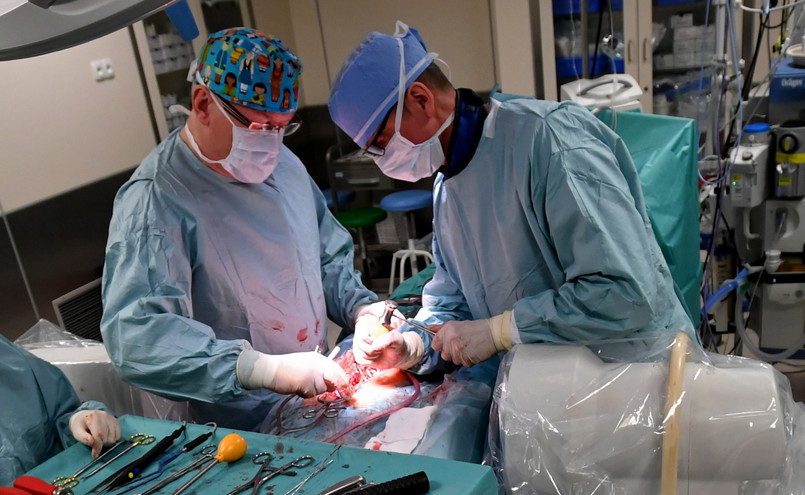 W szpitalu "Zdroje" odbyła się operacja korekcji zaawansowanej skoliozy (kąt skrzywienia ponad 80 stopni) u 13-letniej pacjentki. Wyjątkowym jest użycie prętów korekcyjnych, które przygotowane zostały specjalnie dla tej pacjentki we Francji (indywidualny dobór długości i kąta wygięcia) w oparciu o wcześniej wykonane zdjęcia RTG. Pozwoli to skrócić czas zabiegu oraz uzyskać bardziej precyzyjny wynik korekcji skoliozy.