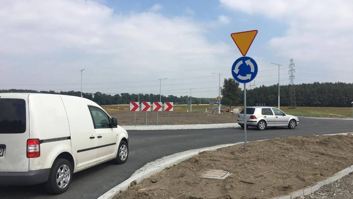 Samochody osobowe wjechały już na nowe rondo pod Gogolinem. Prace prowadzone były na skrzyżowaniu dróg prowadzących do Gogolina, Choruli i Kamienia Śląskiego.