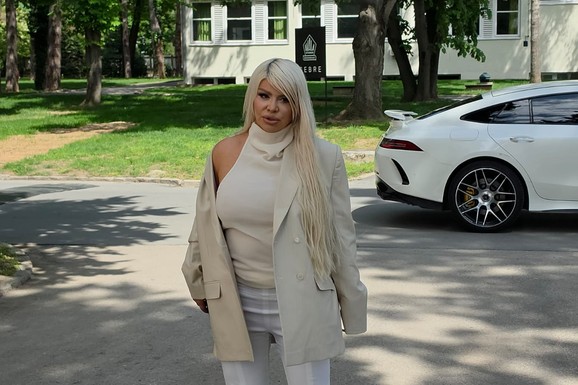 MOKRA KOSA I MAJICA BEZ BRUSHALTERA Svi pogledi uprti u Daru Bubamaru na Košutnjaku! Kasni na snimanje Zvezda Granda, uletela u studio