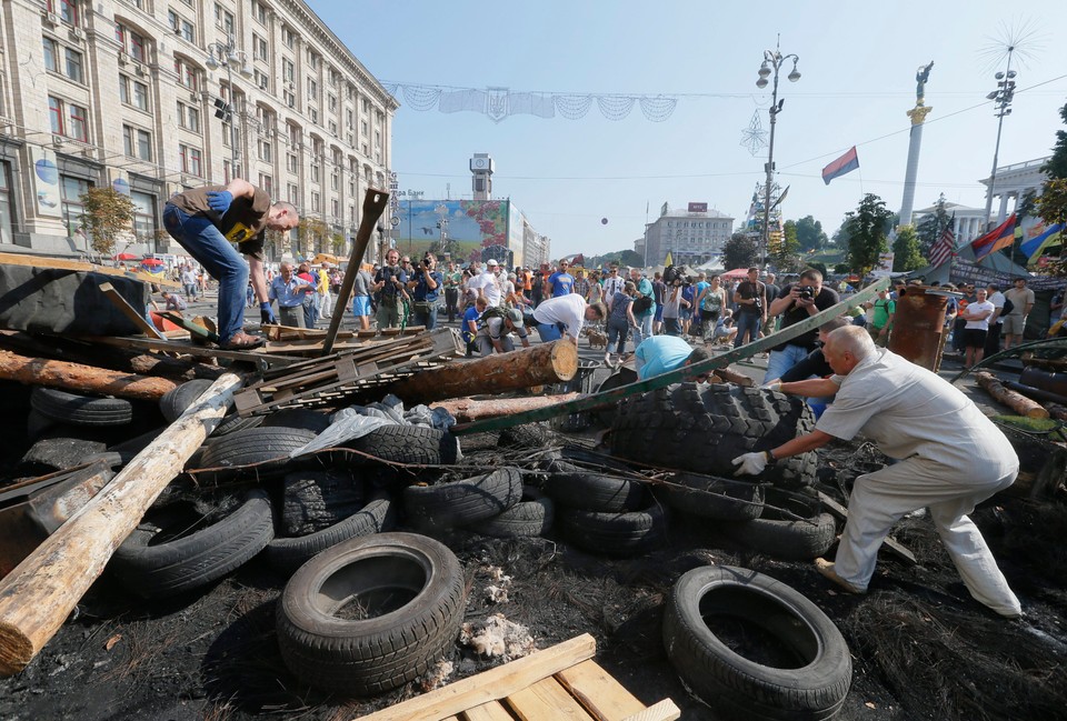 UKRAINE CRISIS  (Ukrainians clean the Maydan.)