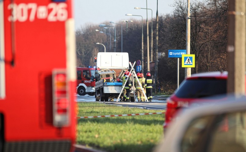 Informacja o zdarzeniu wpłynęła do służb po godz. 12. Jak przekazał PAP zespół prasowy stołecznej policji, na samochodzie dostawczym najprawdopodobniej w wyniku gwałtownego hamowania przewróciły się butle z gazem.