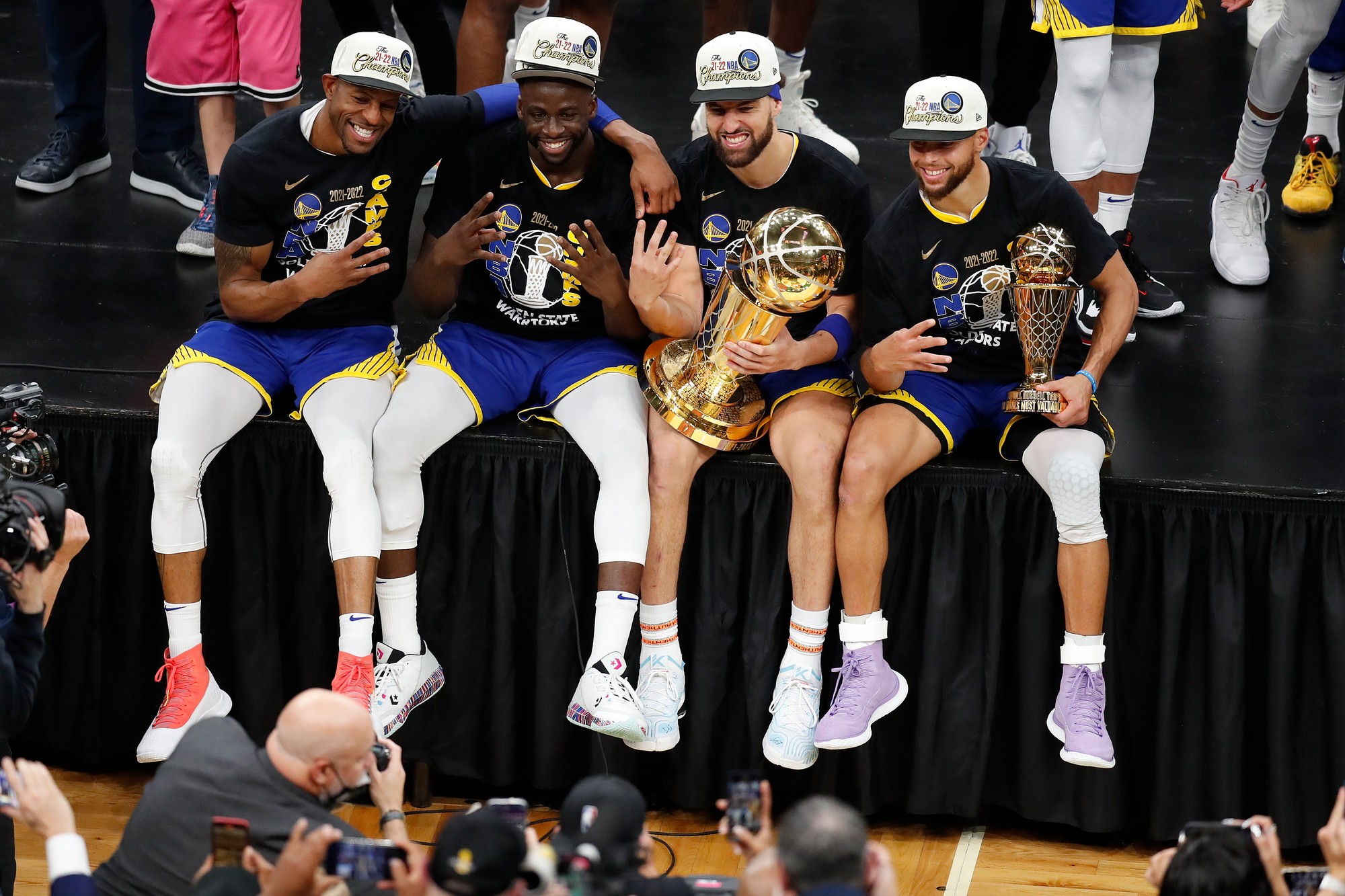 Basketbalisti tímu Golden State Warriors zľava Andre Iguodala, Draymond Green, Klay Thompson a Stephen Curry s trofejou Larryho O'Briena oslavujú víťazstvo v NBA.