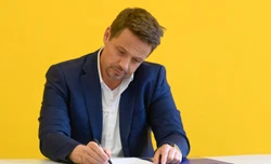 Pakiet mobilności przyjęty. "Trzaskowski nie przekonał kolegów z EPL"