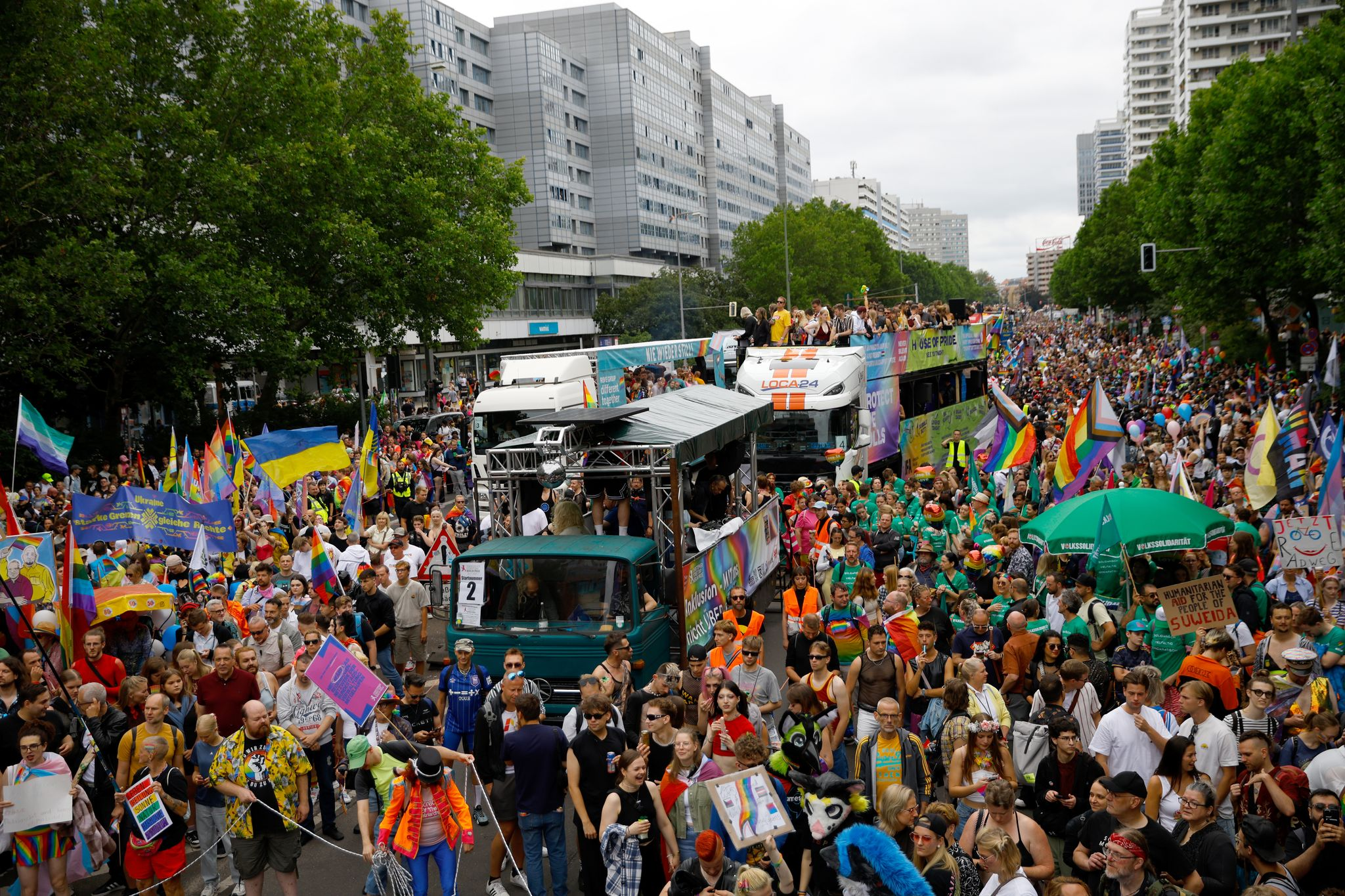 Zehntausende beim Berliner CSD gegen Flaggen-Verbot