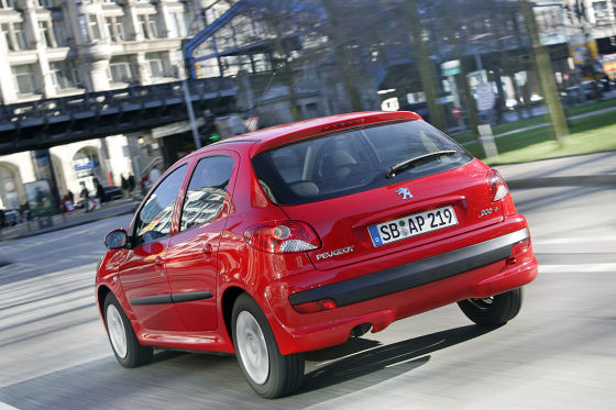 Peugeot 206+ HDI 70: małe auto, 1,4 l diesel (68 KM), droga hamowania w teście: 40,4 met