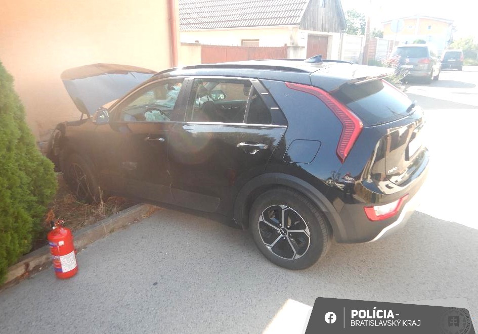 Jedenásťročný chlapec v Dunajskej Lužnej narazil autom do domu.