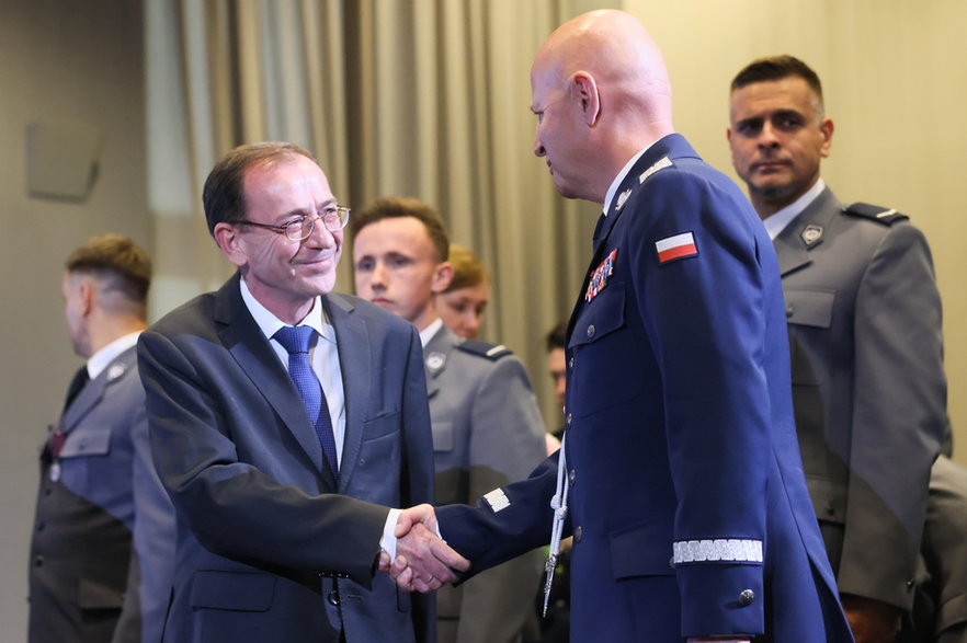 Minister spraw wewnętrznych i administracji Mariusz Kamiński (L) i Komendant główny policji gen. insp. Jarosław Szymczyk (P) w 2023 r.