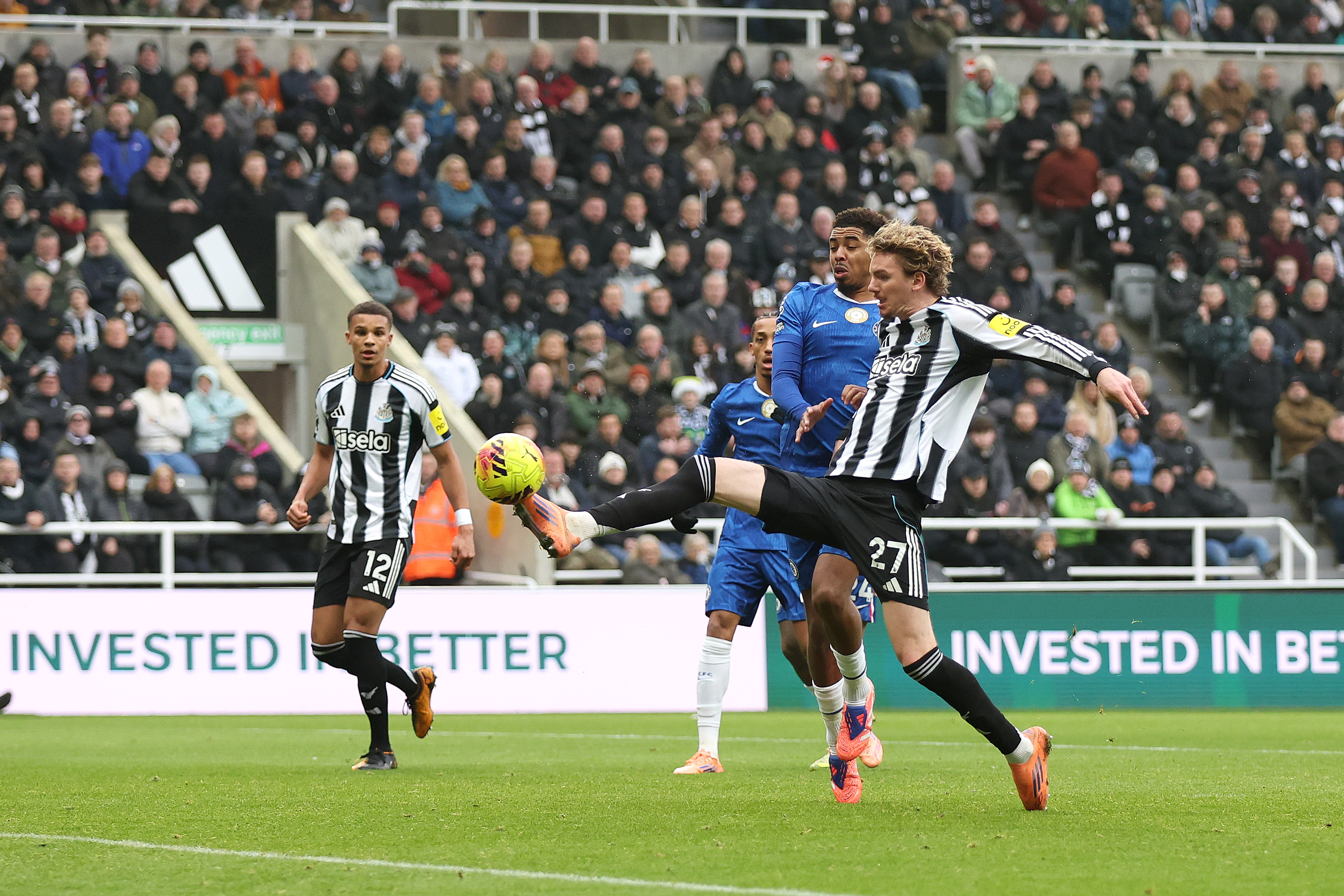 VAR offside tech fails during Newcastle match, officials draw lines manually