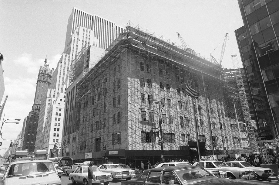 Budynek Bonwit Teller w Nowym Jorku podczas rozbiórki w 1980 r.