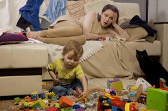 Czego potrzeba kobiecie, która jest pełnoetatową mamą? Ekspertki odkrywają karty