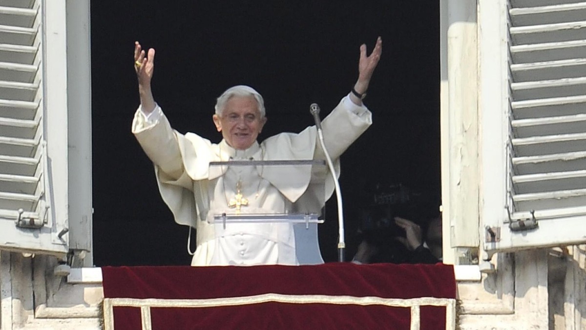 Abp Vincenzo Paglia, przewodniczący watykańskiej Rady do spraw Rodziny, oświadczył, że Kościół powinien zrobić więcej dla ochrony gejów lesbijek mieszkających w krajach, których homoseksualizm jest uznawany za przestępstwo. Niespodziewane oświadczenie zostało wydane na trzy dni przed oficjalnym ogłoszeniem abdykacji Benedykta XVI.