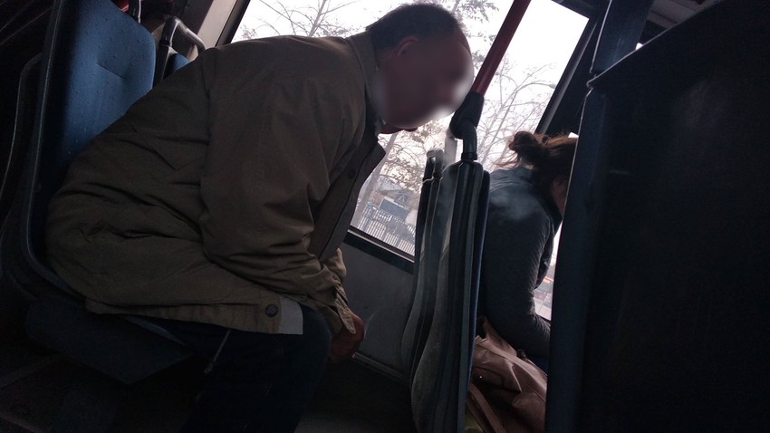 Čovek koji konzumira cigaretu u prevozu