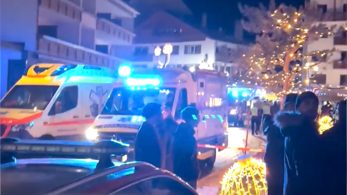 Záchranné zložky na mieste výbuchu v lyžiarskom stredisku Crans-Montana vo Švajčiarsku