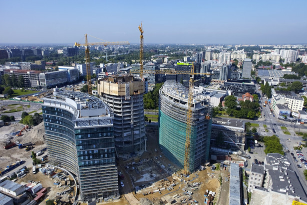 Jak informuje spółka Ghelamco, budynek A kompleksu Warsaw Spire jest już wyższy niż dwa pozostałe 55-metrowe budynki boczne. Docelowo wieżowiec będzie miał 220 metrów wysokości. „Równolegle z postępami budowy wieży trwają prace w pozostałych budynkach kompleksu. Na elewacji budynku B, do którego już we wrześniu wprowadzi się agencja Frontex, montowane jest oświetlenie LED, a na powierzchni najemcy instalowane są podwieszane sufity i drzwi wewnętrzne” – informuje deweloper.