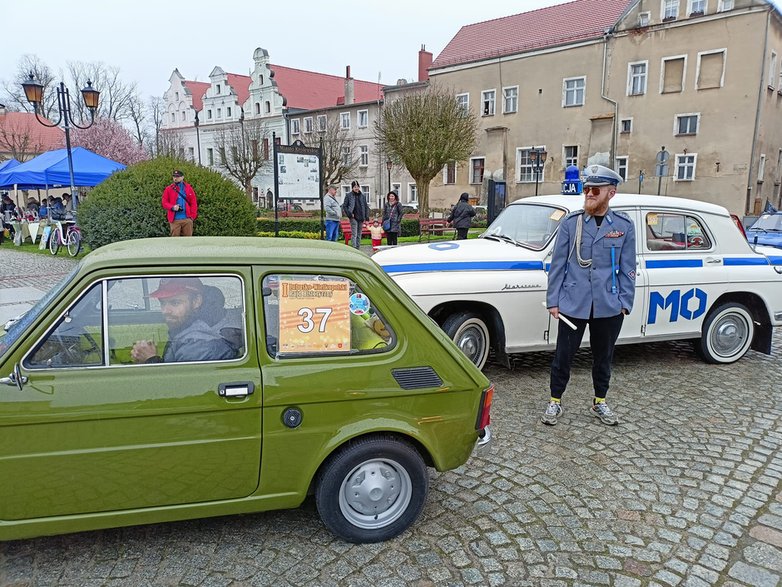 Milicja na ulicach Wschowy. W dalszym planie trzy charakterystyczne barokowe kamienice Trzy barokowe kamienice (Plac Zamkowy 3, 5 ,7) - Zostały zbudowane w XVI wieku, przebudowane w latach 1687-1689. Dwukondygnacyjne, renesansowe fasady wieńczą szczyty ozdobione pilastrami i gzymsami. W jednej z tych kamienic mieszkał pastor Waleriusz Herberger, najbardziej znana postać Wschowy, określany mianem „Małego Lutra”. Aktualnie w dawnej kamienicy pastora Herbergera  mieści się Muzeum Ziemi Wschowskiej.