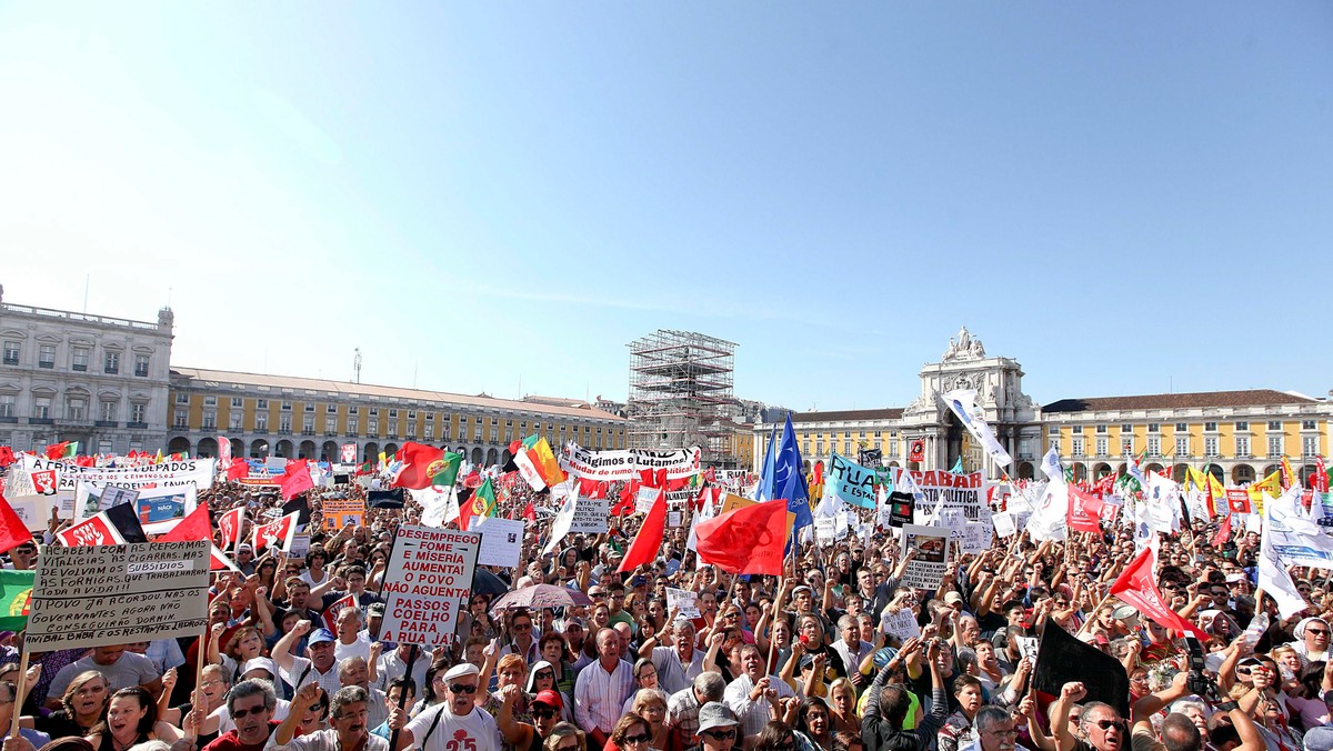 Kilkaset tysięcy osób protestowało w sobotę w Lizbonie przeciw centroprawicowemu gabinetowi Pedra Passosa Coelho oraz rządowej polityce oszczędnościowej. Związki zawodowe zagroziły strajkiem generalnym.