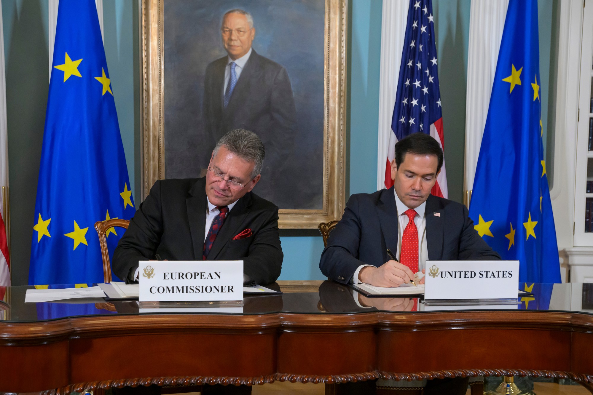 Americký minister zahraničných vecí Marco Rubio (vpravo) a eurokomisár pre obchod a ekonomickú bezpečnosť Maroš Šefčovič. 