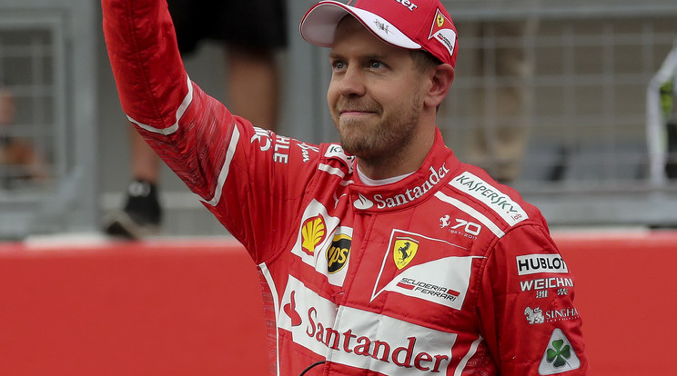 Szomorú
Vettel szomo­­rúan­ integetett
szurkolóinak. Tudja, már csoda kellene ahhoz, hogy vb-t nyerjen /Fotó: MTI