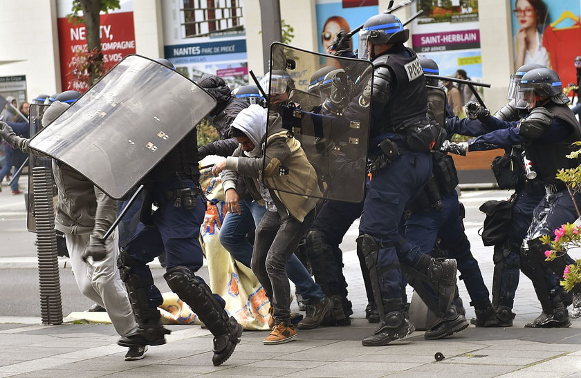 Paryż. Policjanci zatrzymali agresywnych protestujących