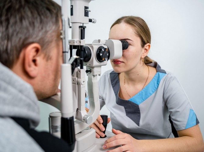 Redovan pregled je jako važan jer se kod od 60 odsto osoba sa dijabetesom tokom godina razvija retinopatija, koja je i najčešći uzrok gubljenja vida osoba između 40 i 60 godina