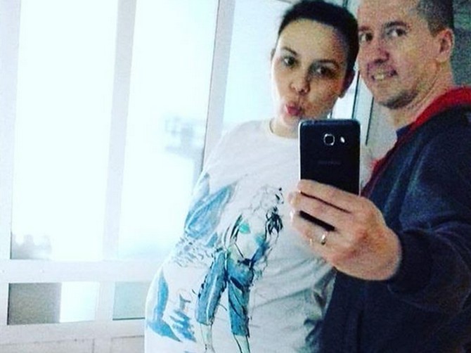 Radmila sa suprugom dok je čekala svoje trojke 