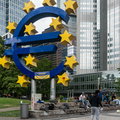 Euro ma coraz wyraźniej zyskiwać wobec dolara. Na razie korzysta na tym też złoty