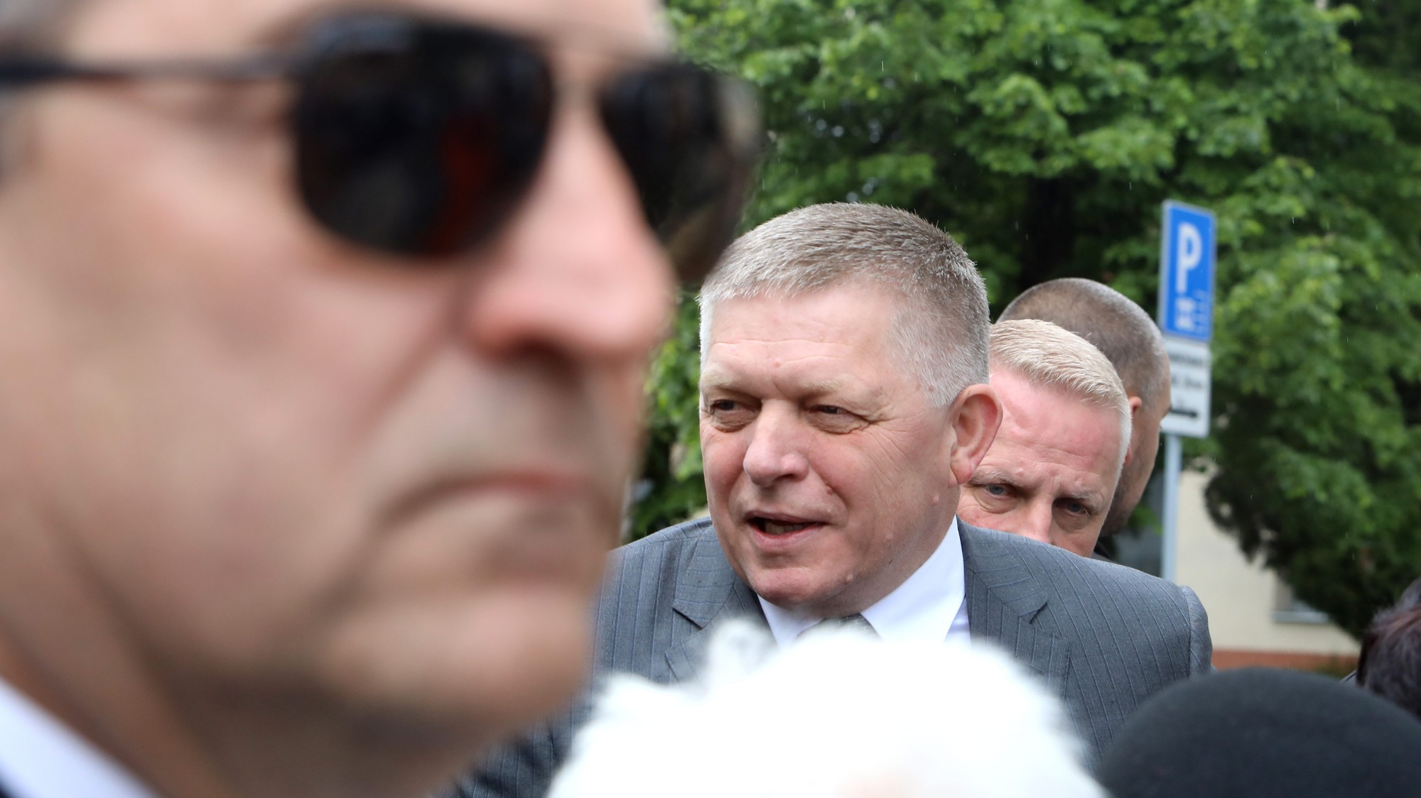 Robert Fico sa víta so svojimi fanúšikmi v Handlovej pri príležitosti 2. výročia atentátu.