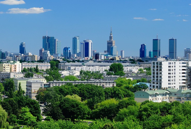 <strong>Warszawa pełna zieleni, czyli 4 największe parki</strong>
<br></br>
Stolica, poza atrakcjami kulturalnymi i dobrze rozwiniętym zapleczem biznesowym, może pochwalić się również ogrodami i parkami. Powierzchnia Warszawy to w aż 21% tereny zielone. Cztery największe parki, które warto odwiedzić, to:
<br></br>
•	Park Łazienkowski i  znajdujące się na terenie Łazienek Królewskich obiekty m.in. Pałac na Wyspie czy Biały Domek;
<br></br>
•	Park Wilanowski, na miejscu koniecznie trzeba zwiedzić pałac w Wilanowie, który bez większych uszczerbków przetrwał wojnę;
<br></br>
•	Park Ujazdowski – na terenie parku mieszczą się liczne rzeźby m.in. Ewy czy Gladiatora oraz pomnik Ignacego Jana Paderewskiego;
<br></br>
•	Park Saski – to pierwszy publiczny ogród miejski w Polsce, znajduje się w nim m.in. 21 barokowych rzeźb muz i cnót.
<br></br>