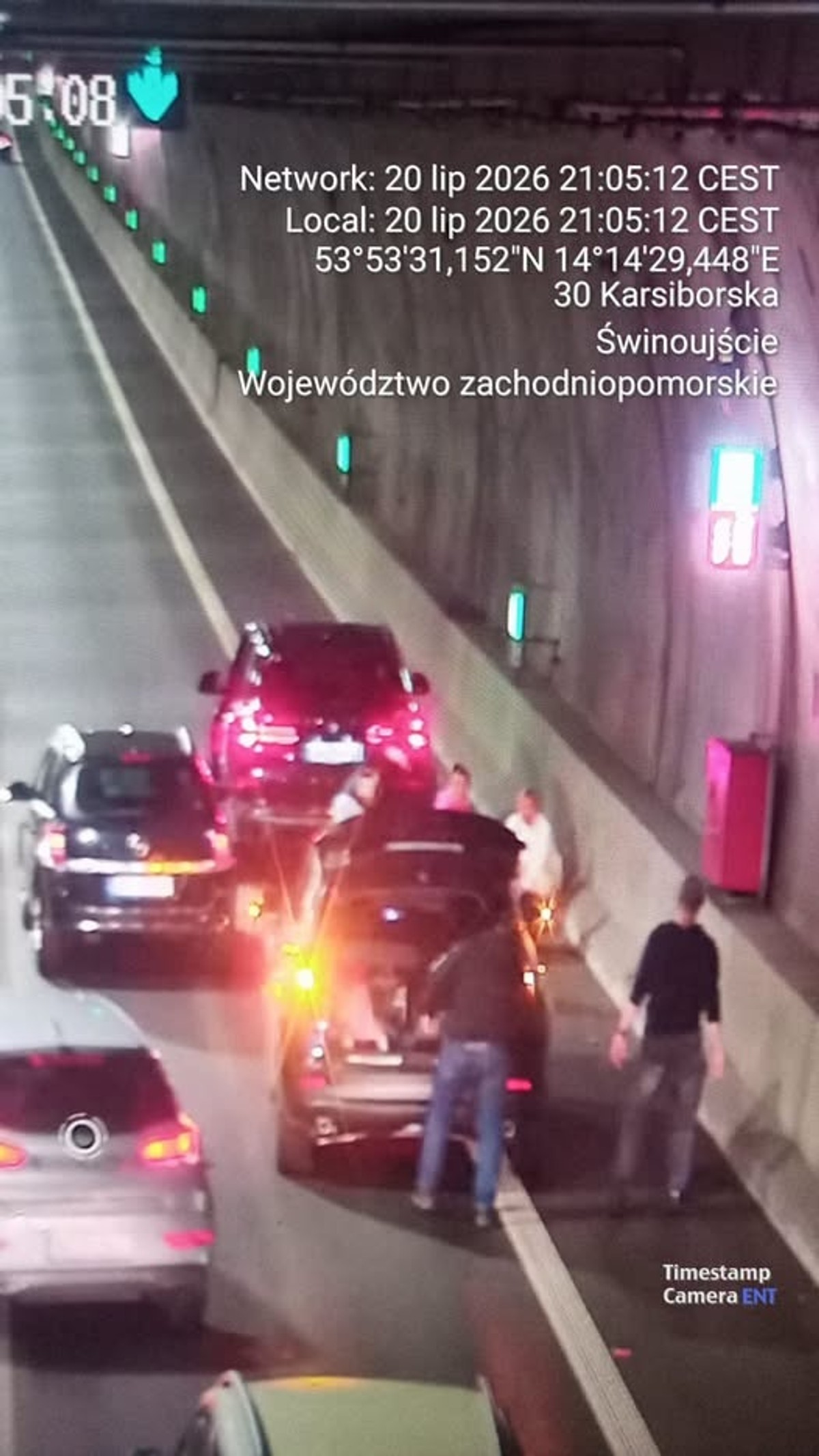 Zatrzymał się w tunelu i położył obok auta. Sceny grozy w Świnoujściu