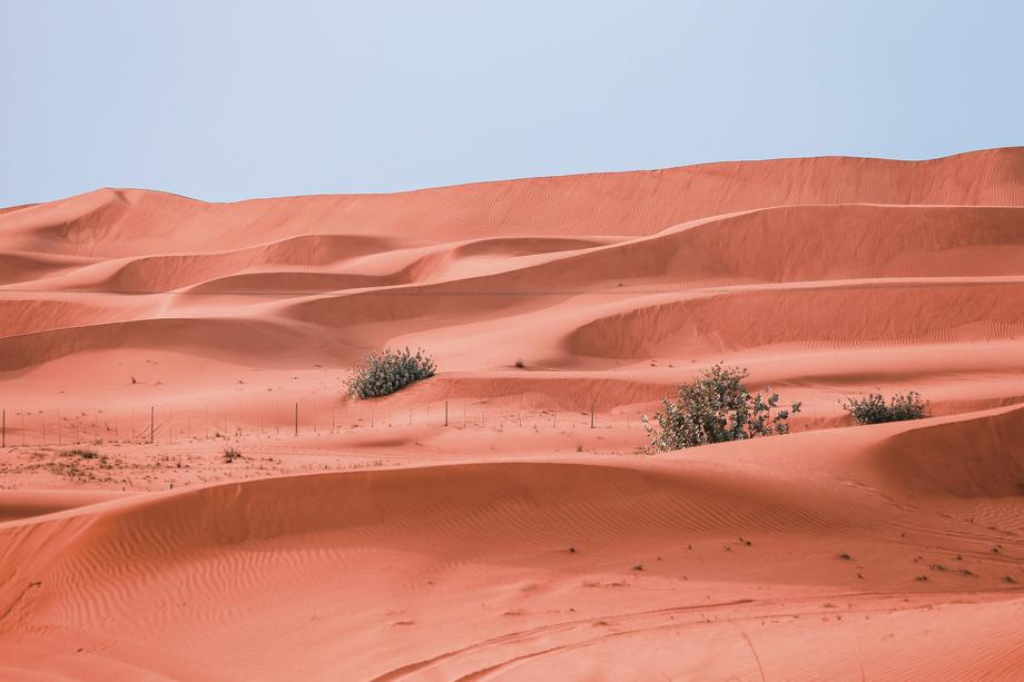 Ras al-Chajma (ZEA). Znajdziemy tu szerokie, piaszczyste plaże, majestatyczną pustynię i widowiskowe pasmo górskie z najwyższym szczytem Emiratów – Jebel Jais 