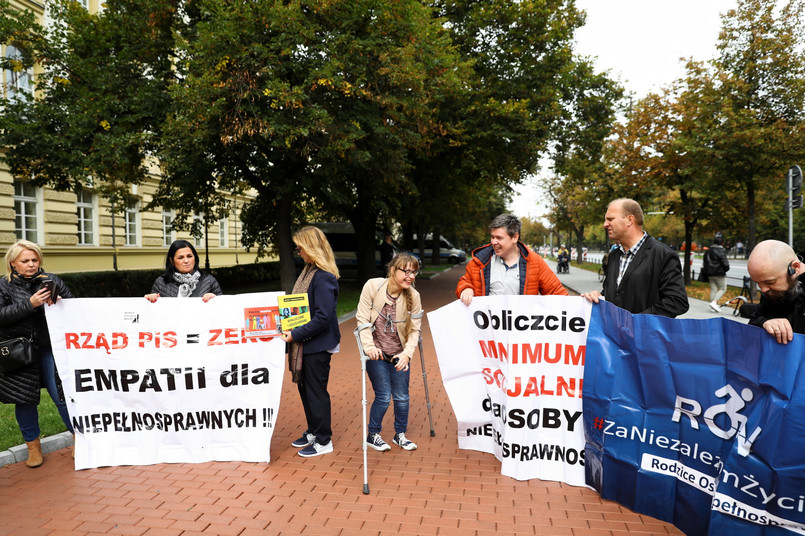 "500 zł bez kryterium". Niepełnosprawni i ich opiekunowie protestują przed KPRM