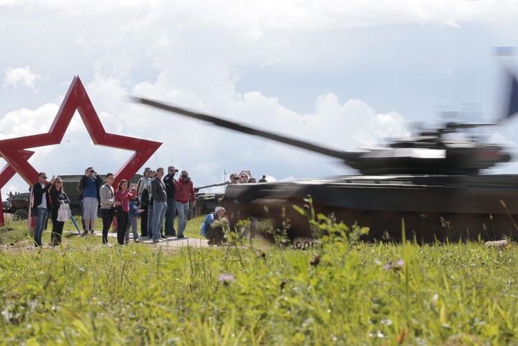 Czołgi muszą jechać trzy okrążenia na trasie o długości od 6 do 10 km. Podczas każdej rundy załogi muszą odbyć strzelania. <br><br> Na zdjęciu: Czołg zespołu z Angoli rywalizuje podczas Mistrzostw Świata w Biathlonie czołgowym