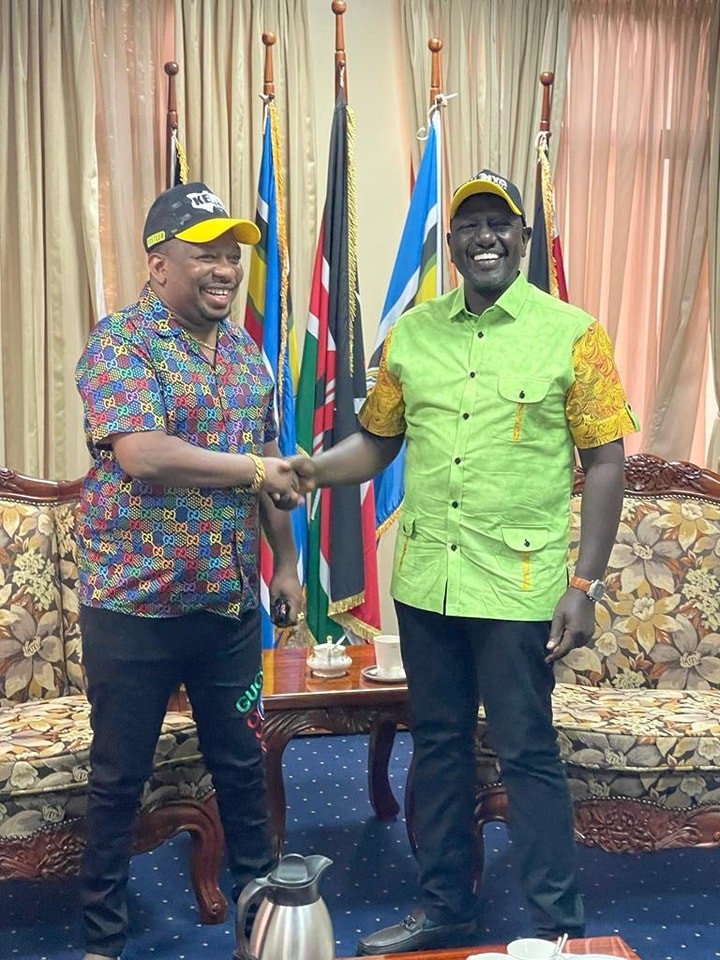 William Ruto welcomes Mike Sonko to Kenya Kwanza in a photo posted on July 30, 2022