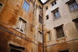 Zwrot wywłaszczonego budynku będzie ograniczony. Byli właściciele są oburzeni