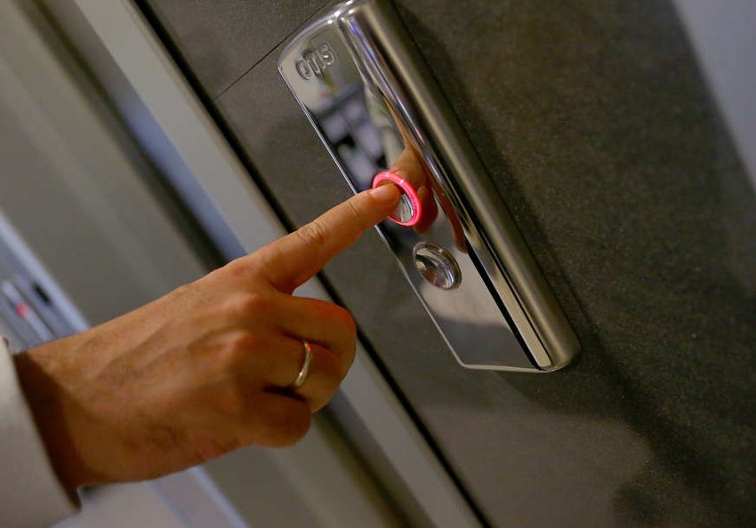 Roditelje mrzi da čekaju lift, pa koriste pokretne stepenice