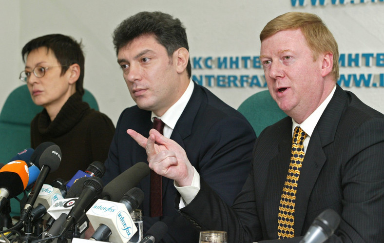 Od prawej Anatolij Czubajs i Borys Niemcow w 2003 r.